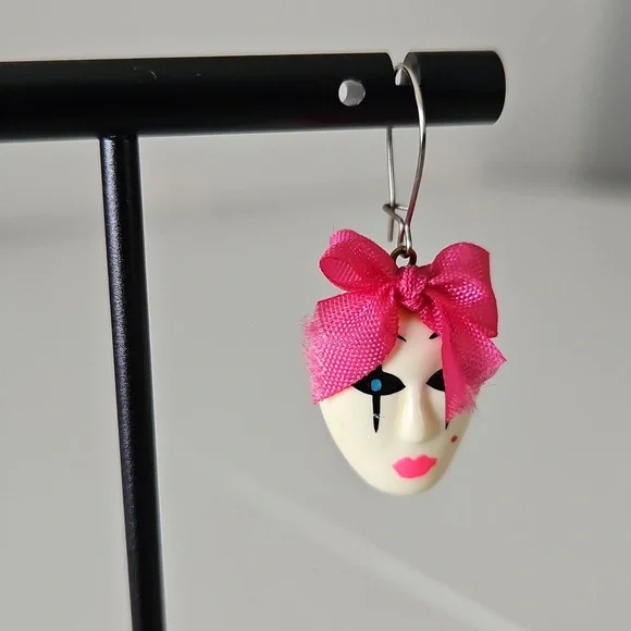 Chic Pink Bow Face Earrings - Picture 2 of 4